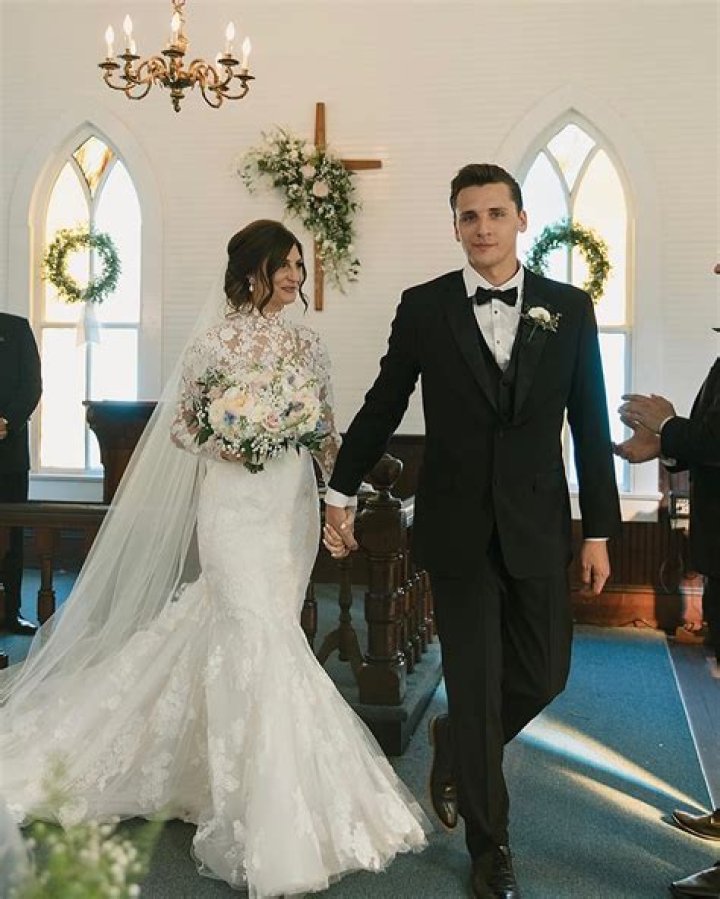 Abby Coleman Wiki, Age, Husband, Wedding, Family, Height, Face, Net Worth, Weight Loss, Disorder, The Mole, Haircut, Instagram