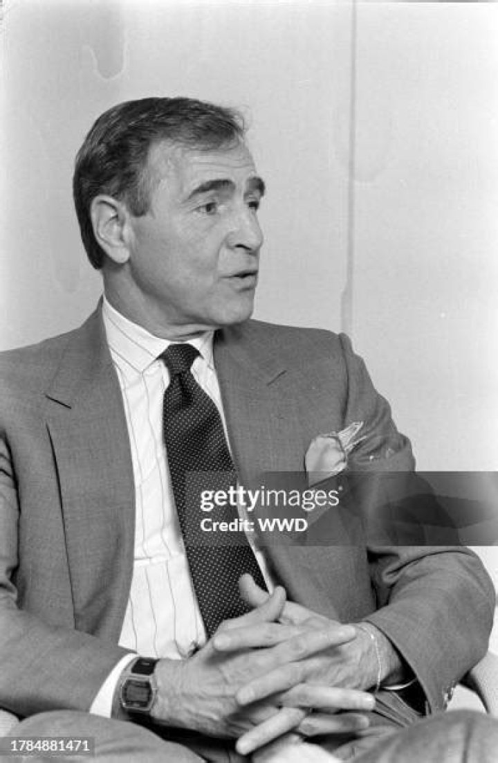 Albert Nipon Obituary