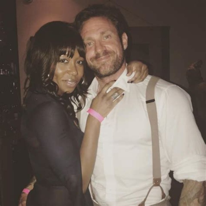 Amanda Warren: Husband, net worth, tattoos, smoking & body measurements
