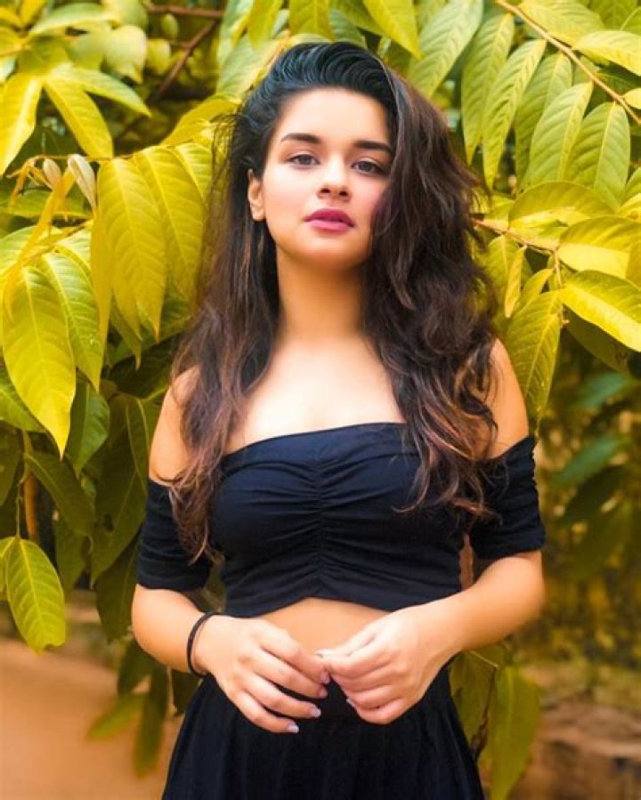 Avneet Kaur Height, Weight, Net Worth, Age, Wiki, Who, Instagram, Biography