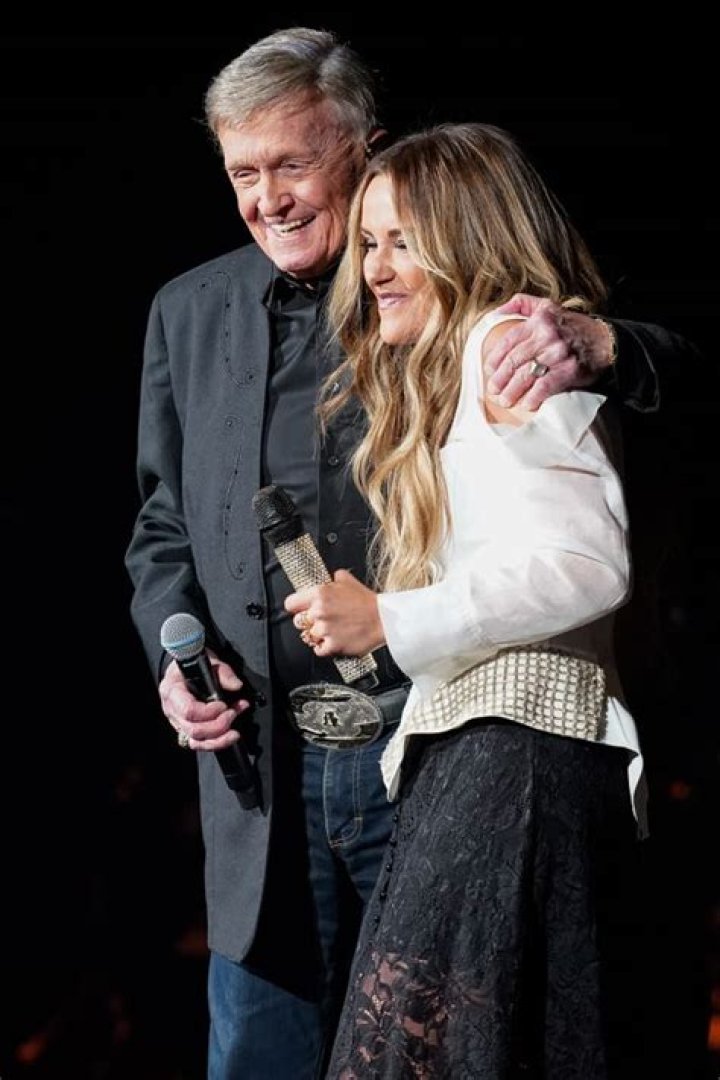 Carly Pearce Height, Weight, Net Worth, Age, Birthday, Wikipedia, Who, Nationality, Biography