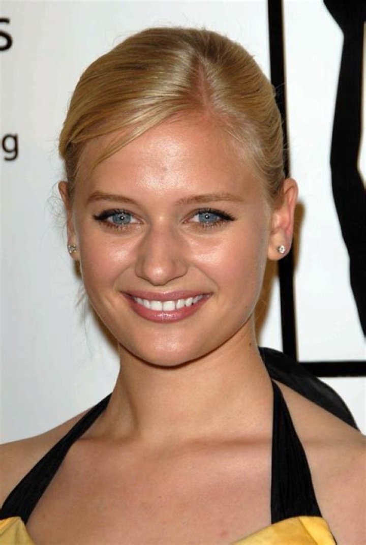 Carly Schroeder Biography, Age, Siblings, Actress, Movies, Net Worth