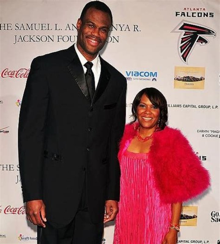 David Robinson is Married to Wife: Valerie Hoggatt. Kids.