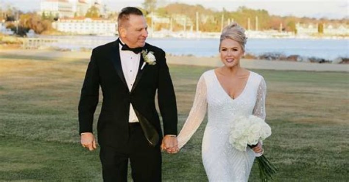 Fashion Blogger Sarah Knuth’s Age, Birthday, Husband, Children, Net Worth