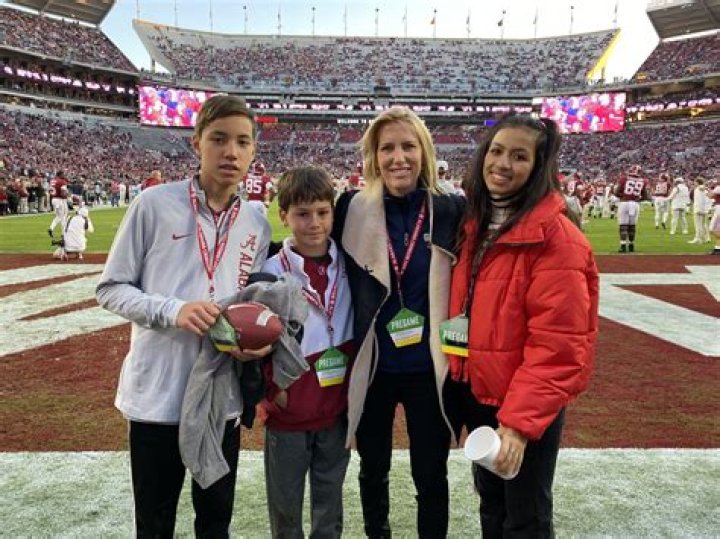 Is Laura Ingraham Married? Her Net Worth, Husband, Height, Age, Children, Bio