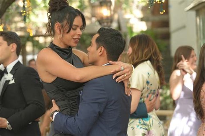 Julian Works Shirtless, Age, Girlfriend, Family, Parents
