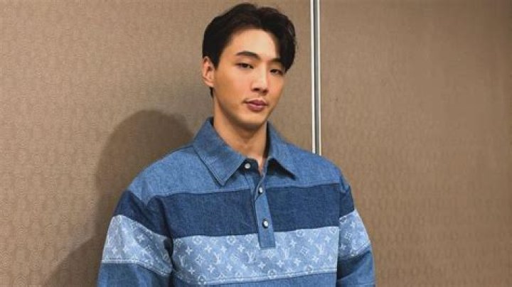 
Kim Ji-soo’s Height, Weight, Net Worth, Age, Birthday, Wikipedia, Who, Nationality, Biography 