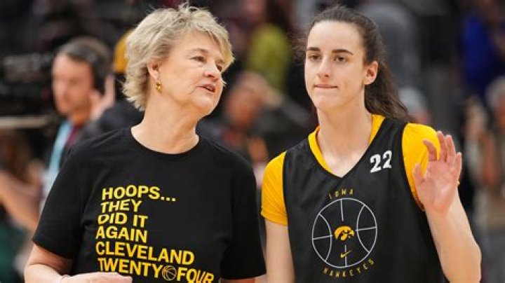 Lisa Bluder Bio; Coaching Career, Height, Weight, Family, Instagram, Stats