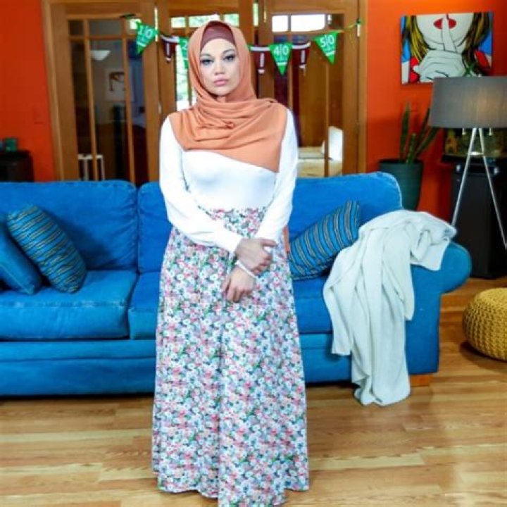 Mona Azar Height, Weight, Net Worth, Age, Birthday, Wikipedia, Who, Instagram, Biography