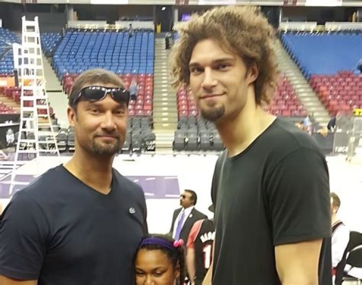 Robin Lopez Bio, Wiki, Age, Family, Wife, Basketball Player, Stats and Net Worth