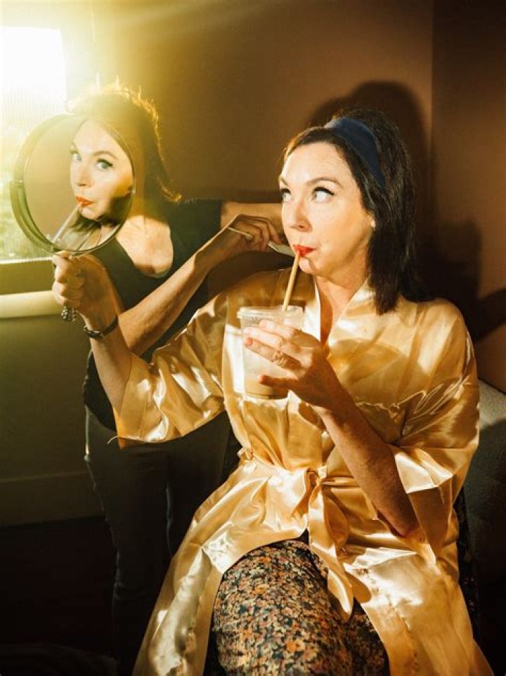 Stephanie Courtney Bio, Age, Flo, Husband, Net Worth, Education, Death, Movies, Goldbergs and Instagram