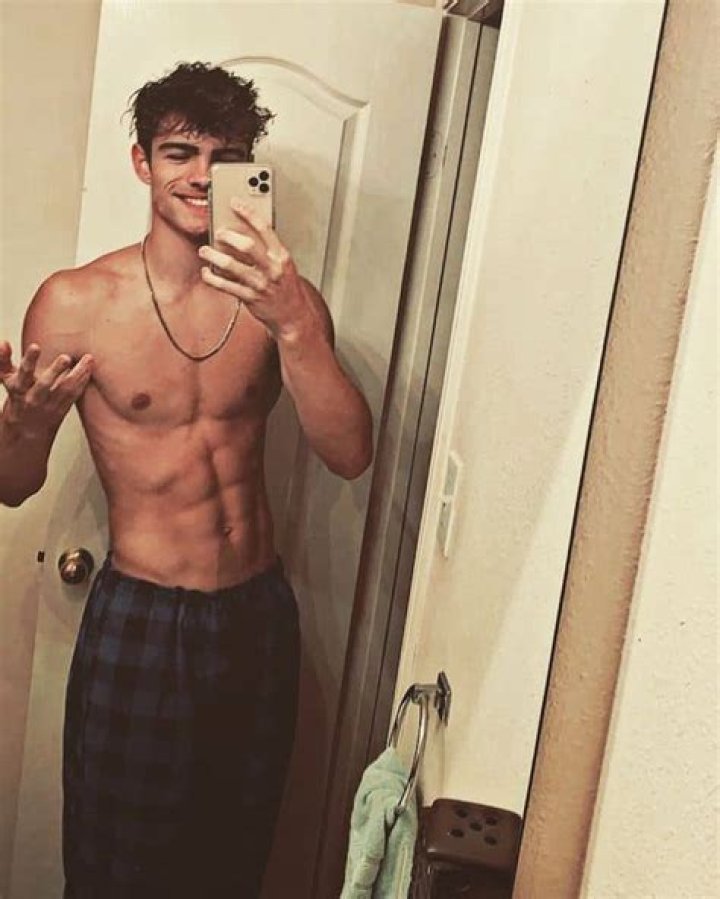 
Trey Mitchell Height, Weight, Net Worth, Age, Birthday, Wikipedia, Who, Nationality, Biography 