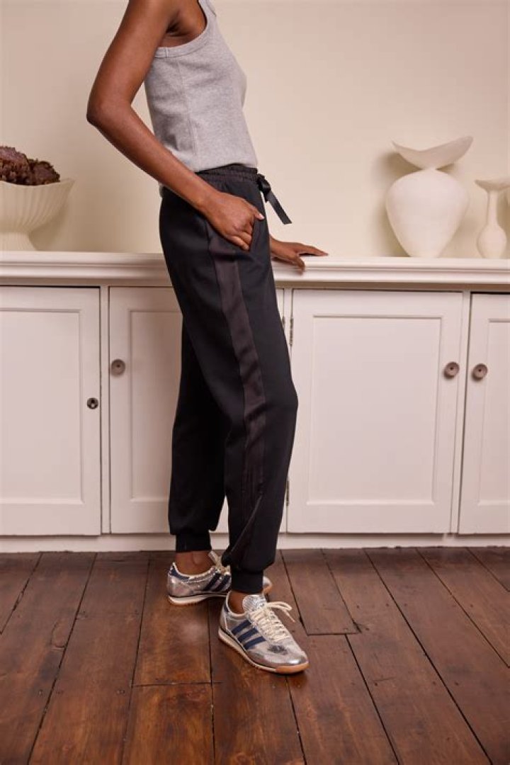 Who Is @ladyofthemanor77 AKA Hayley Karseras? Everything On Fashion Designer