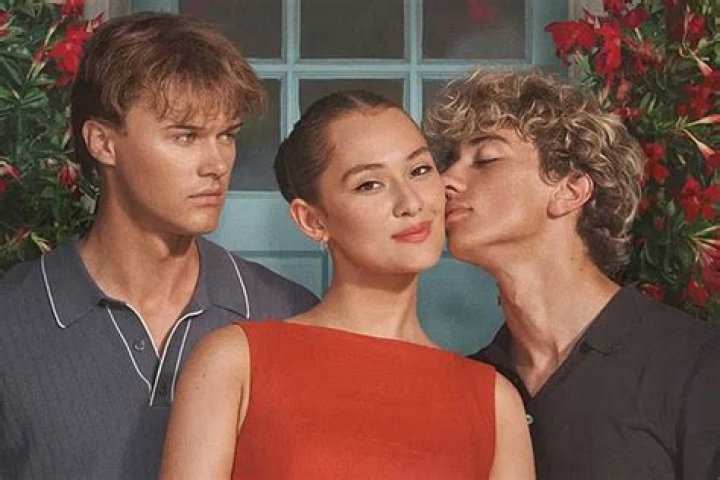Who Is Lola Tung Boyfriend? Dating History Of The Summer I Turned Pretty Actress